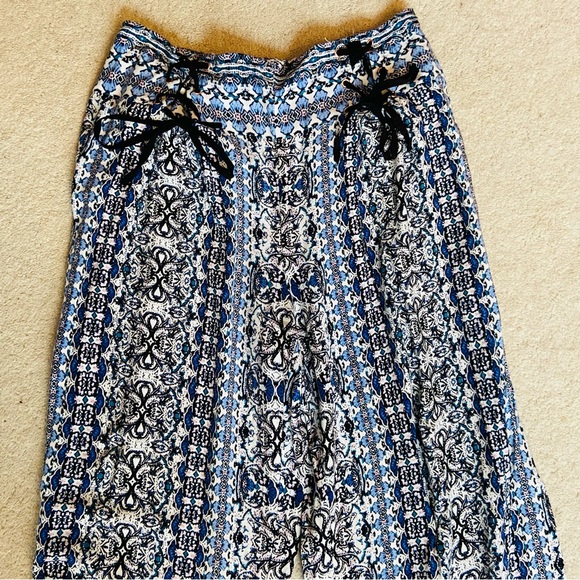 Guess Patterned Flared Pants with Front Ties - Picture 3 of 4